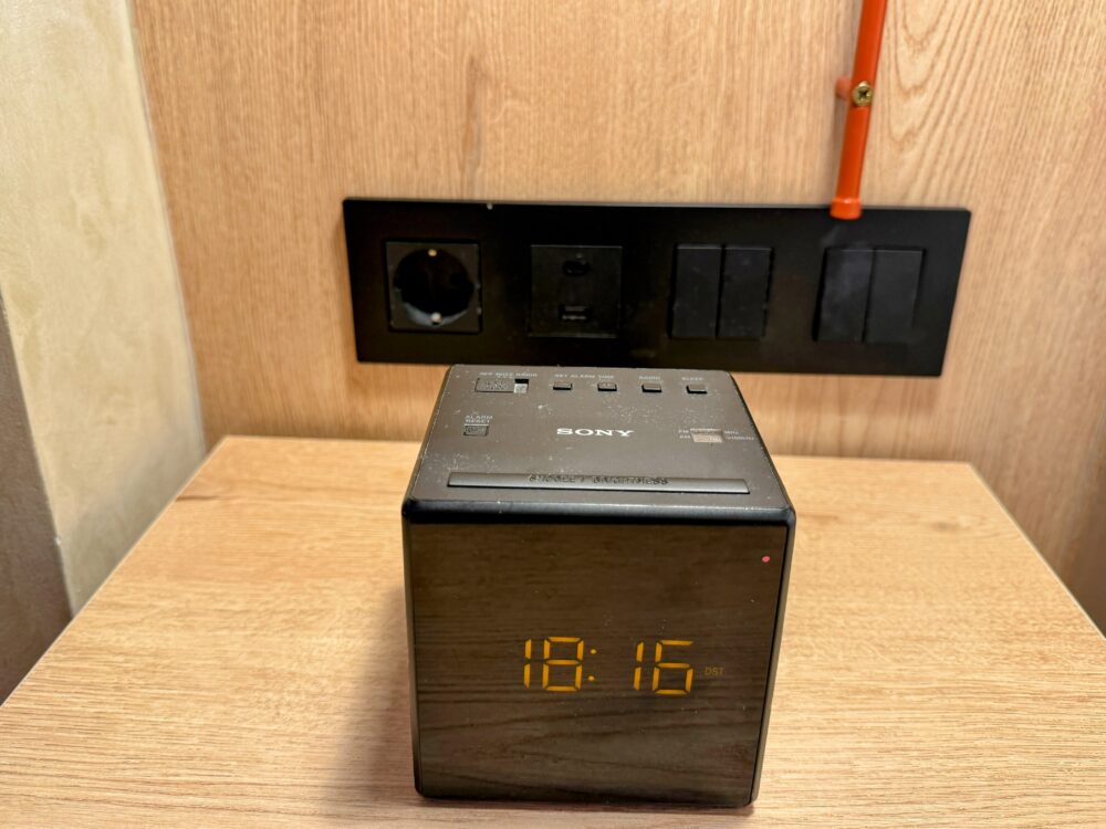 ベッドサイドにあるSONY製のデジタル時計・ラジオ。