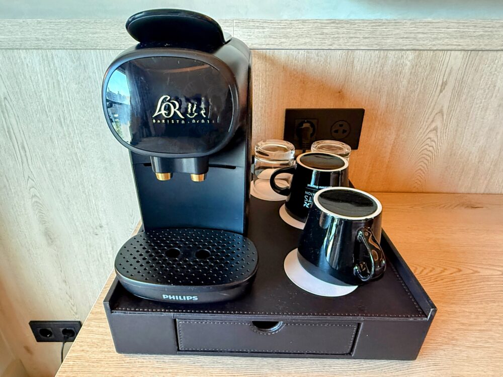 客室に備え付けられたL'OR(ロール)のカプセル式コーヒーメーカーとカップセット。