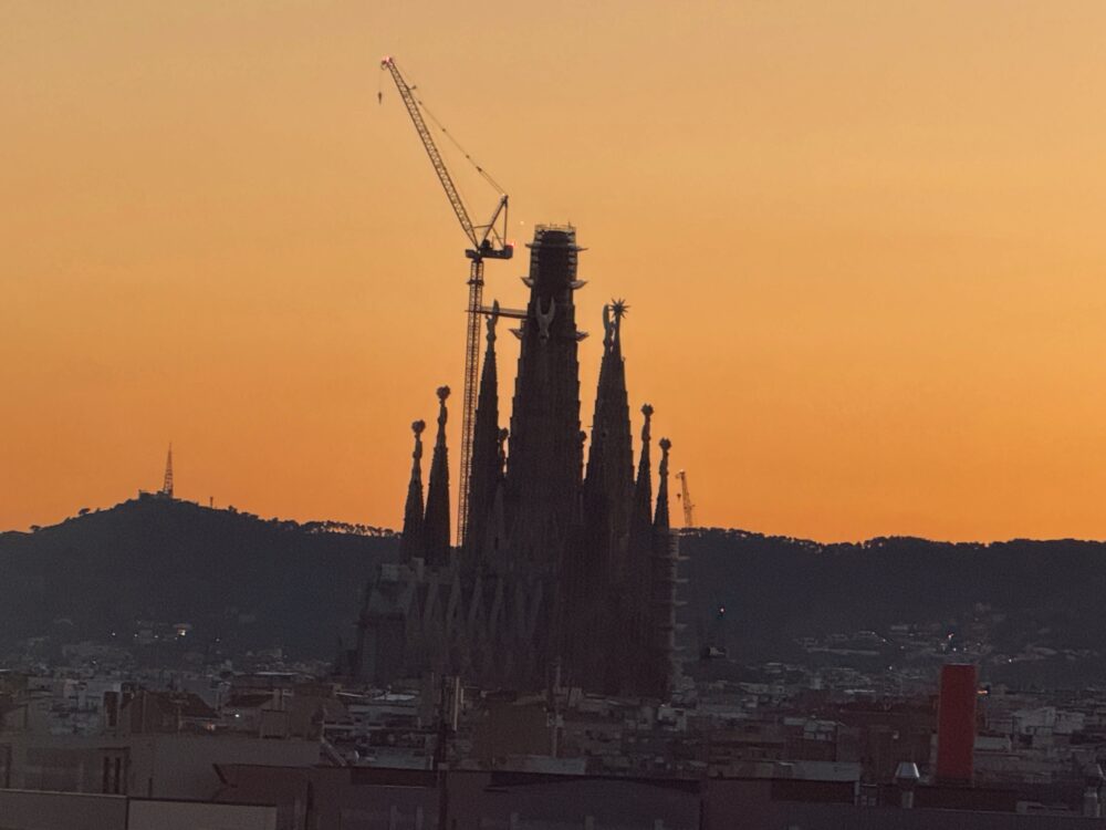夕焼けのグラデーションを背景に黒く浮かび上がるサグラダ・ファミリアの幻想的なシルエット。