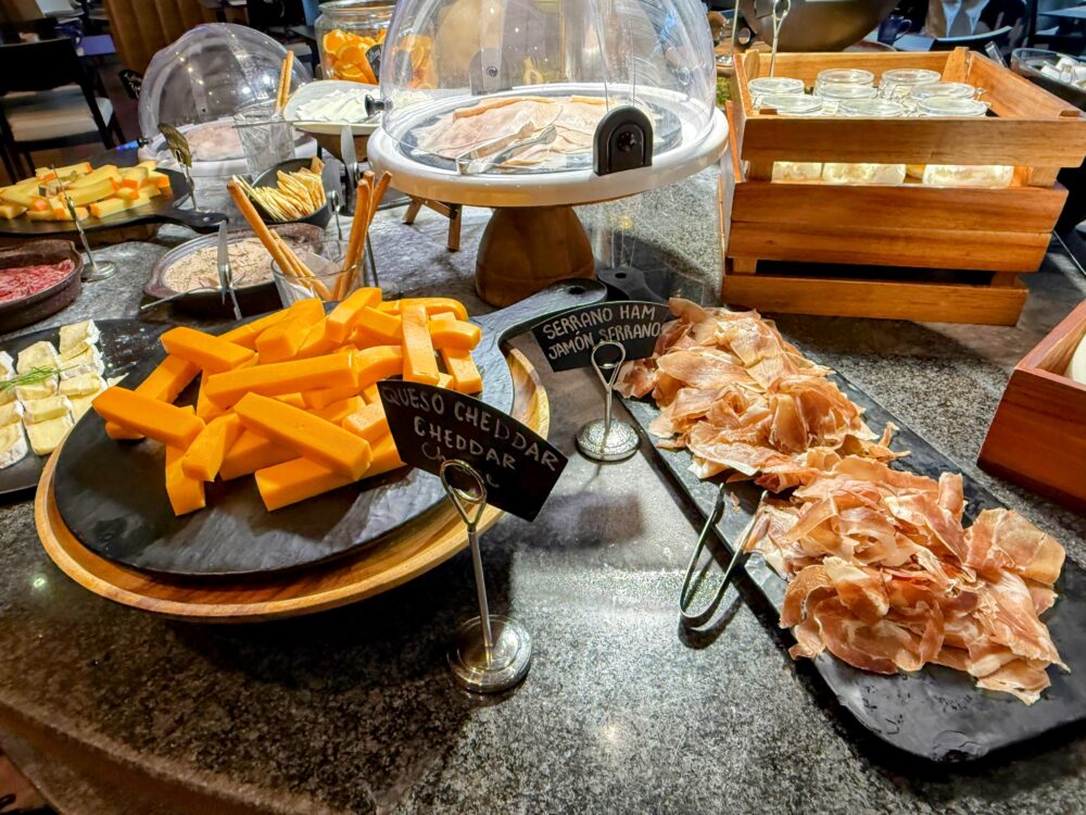 スペイン名物のハモンセラーノ(生ハム)と各種チーズの盛り合わせ。