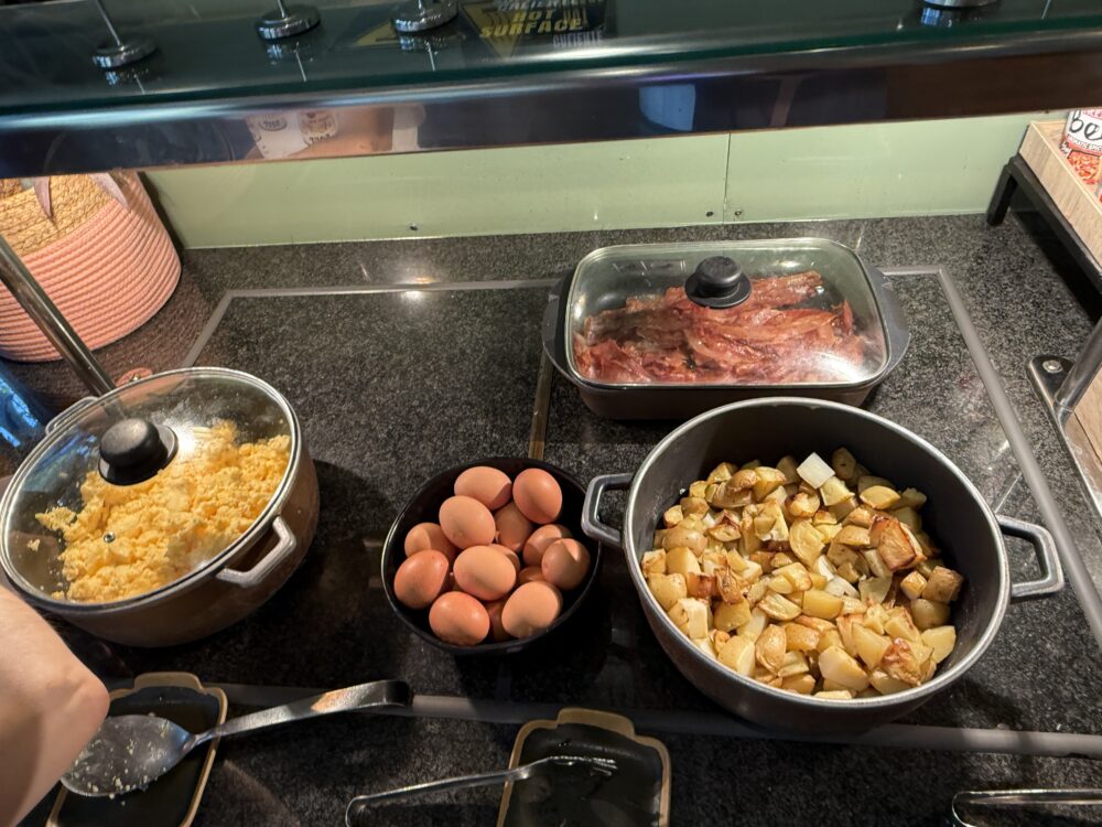 カリカリベーコン、ポテト、スクランブルエッグなどの温かい料理。