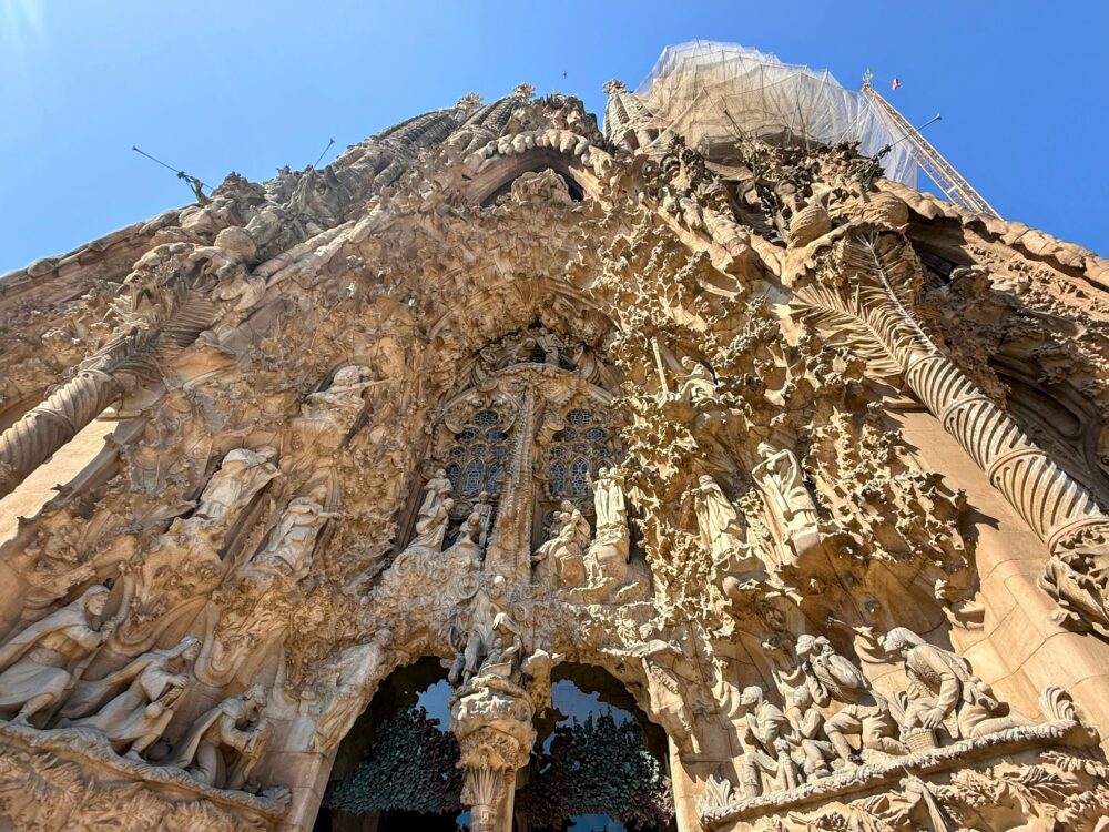 生誕のファサードの緻密な彫刻と奏楽の天使たち。