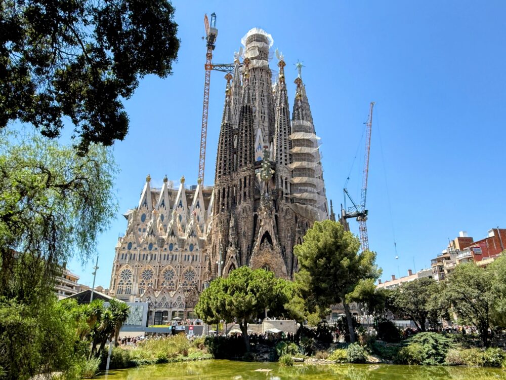 ガウディ広場の池越しに見るサグラダ・ファミリアの全景。