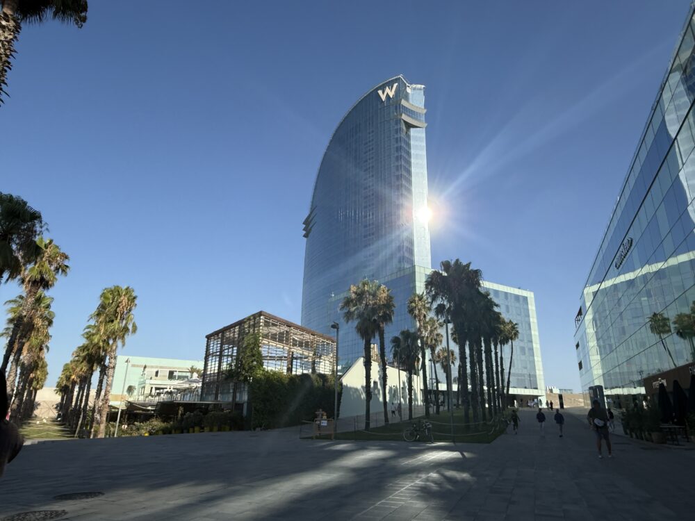 バルセロナのビーチエリアのランドマーク、帆の形をしたホテル「W Barcelona」。