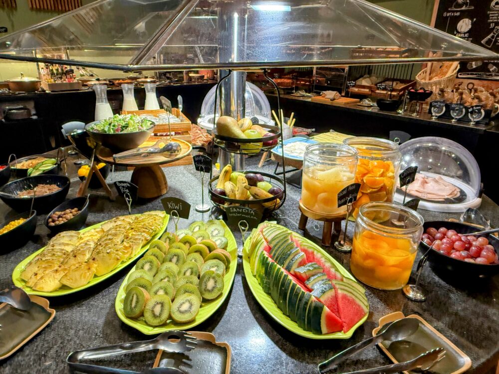 メロン、キウイ、パイナップルなど、きれいにカットされた新鮮なフルーツコーナー。