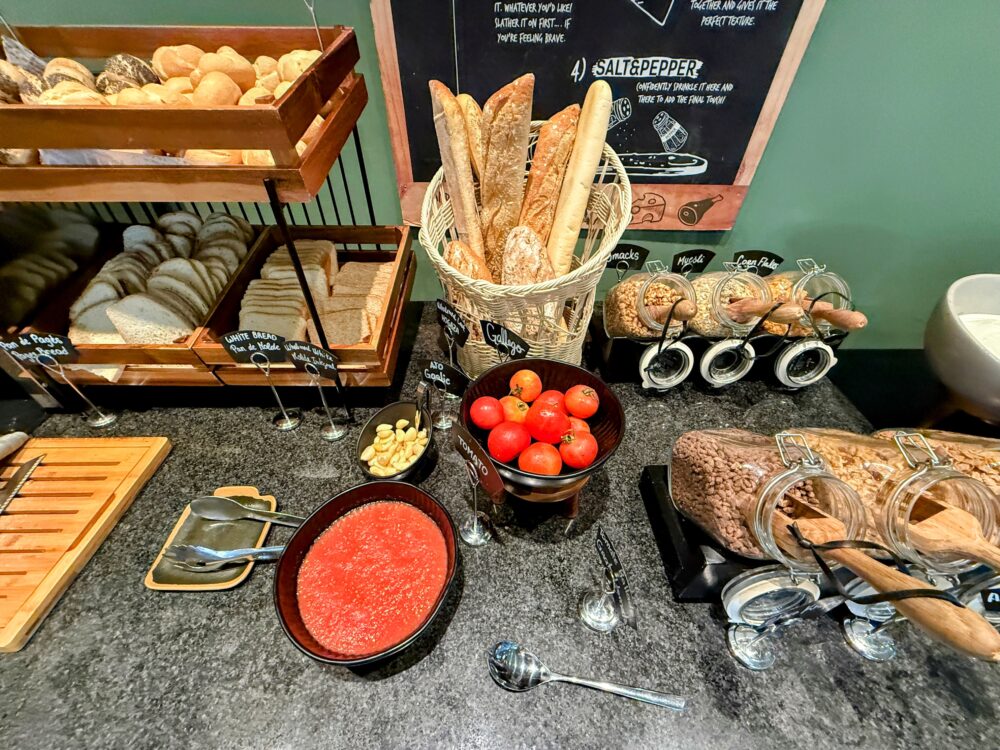 スペイン名物「パン・コン・トマテ」を作れるコーナー。すりおろしトマト、バゲット、オリーブオイル。