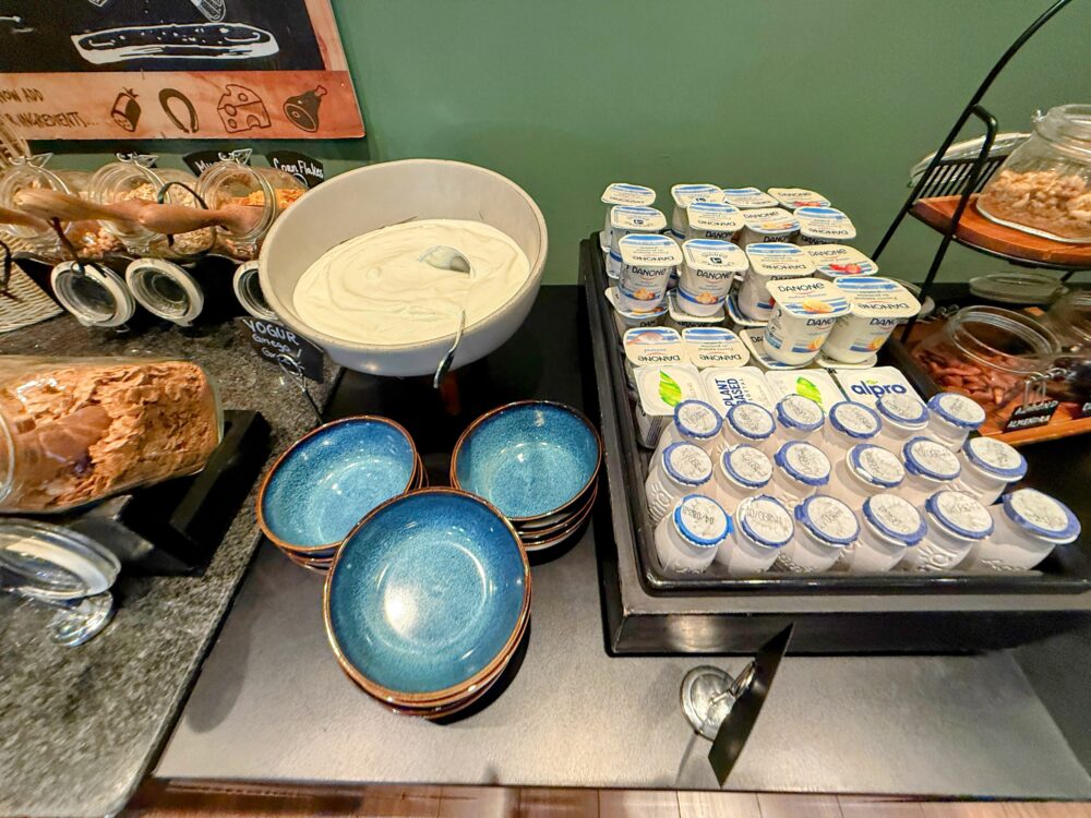 木箱に入ったガラス瓶入りのヨーグルトと、瓶に入った牛乳。