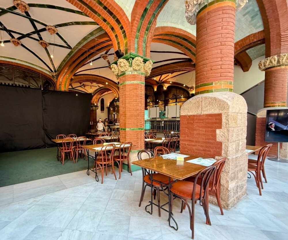 カタルーニャ音楽堂内にある「カフェ・パラウ」の赤レンガのアーチと広々とした店内。