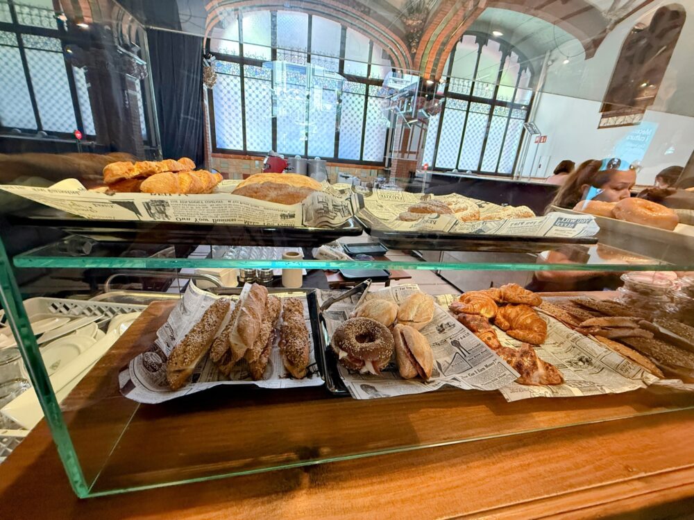 カフェのショーケースに並ぶ美味しそうなクロワッサンやサンドイッチ。