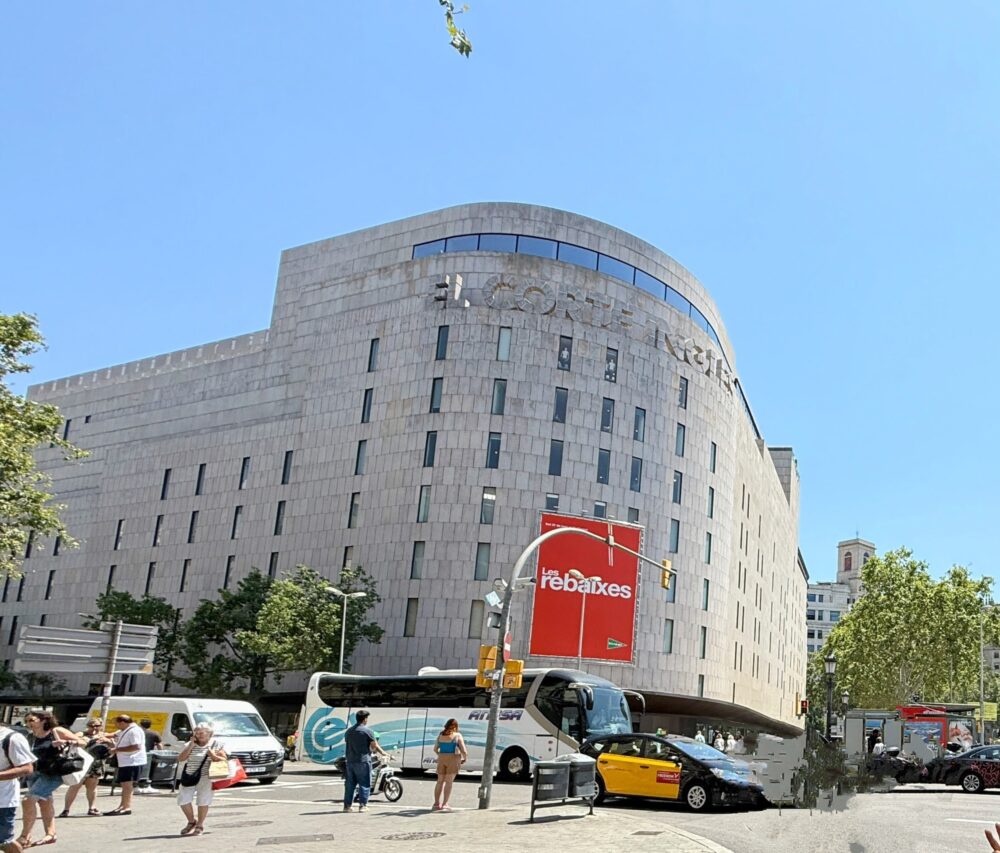 カタルーニャ広場近くのデパート「エル・コルテ・イングレス」の外観。