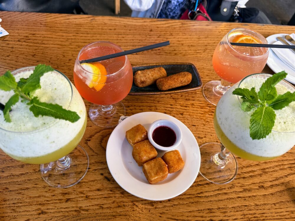 乾杯のカクテルとスペイン風コロッケ(クロケッタ)。