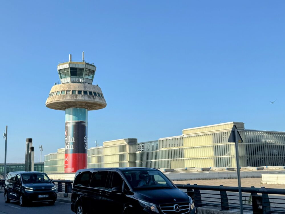 バルセロナ=エル・プラット空港の管制塔とターミナルビル。