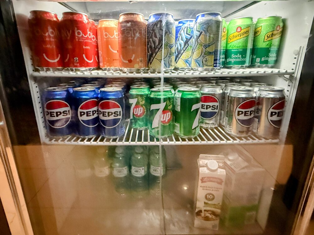 ラウンジの冷蔵庫内。ペプシ、ダイエットペプシ、7UP、ジンジャーエール、炭酸水などの缶ドリンクがぎっしりと補充されている。