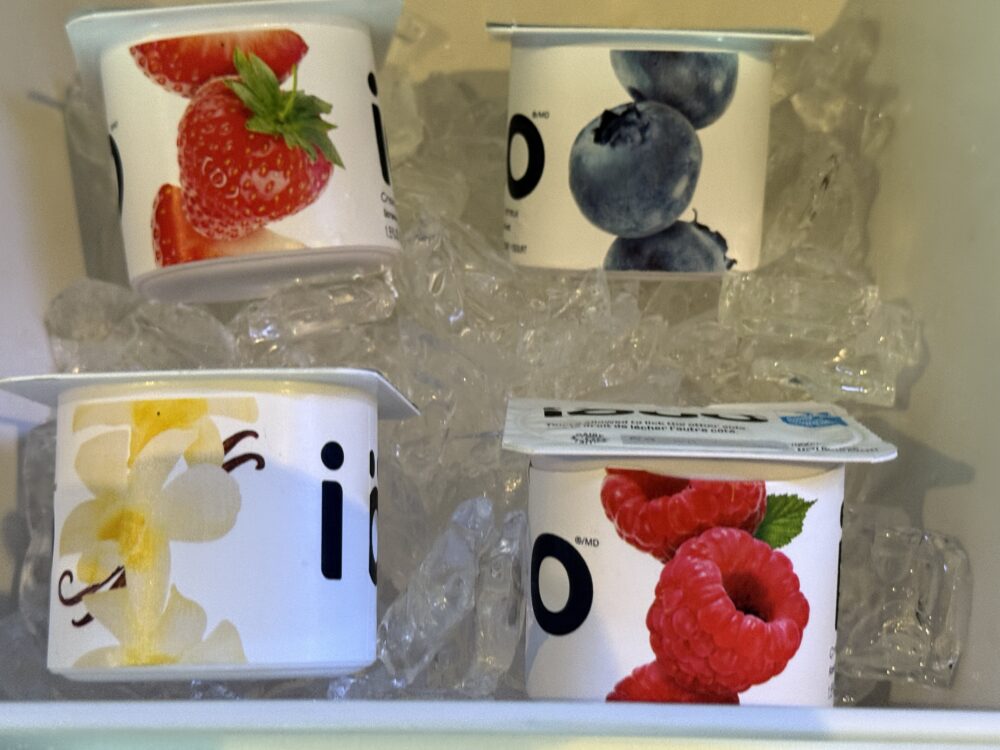 朝食のヨーグルト。いちご、ブルーベリー、ラズベリーなどがある。