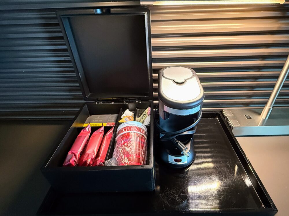 客室に備え付けられたキューリグ(Keurig)式のコーヒーメーカーとコーヒーカプセル一式。