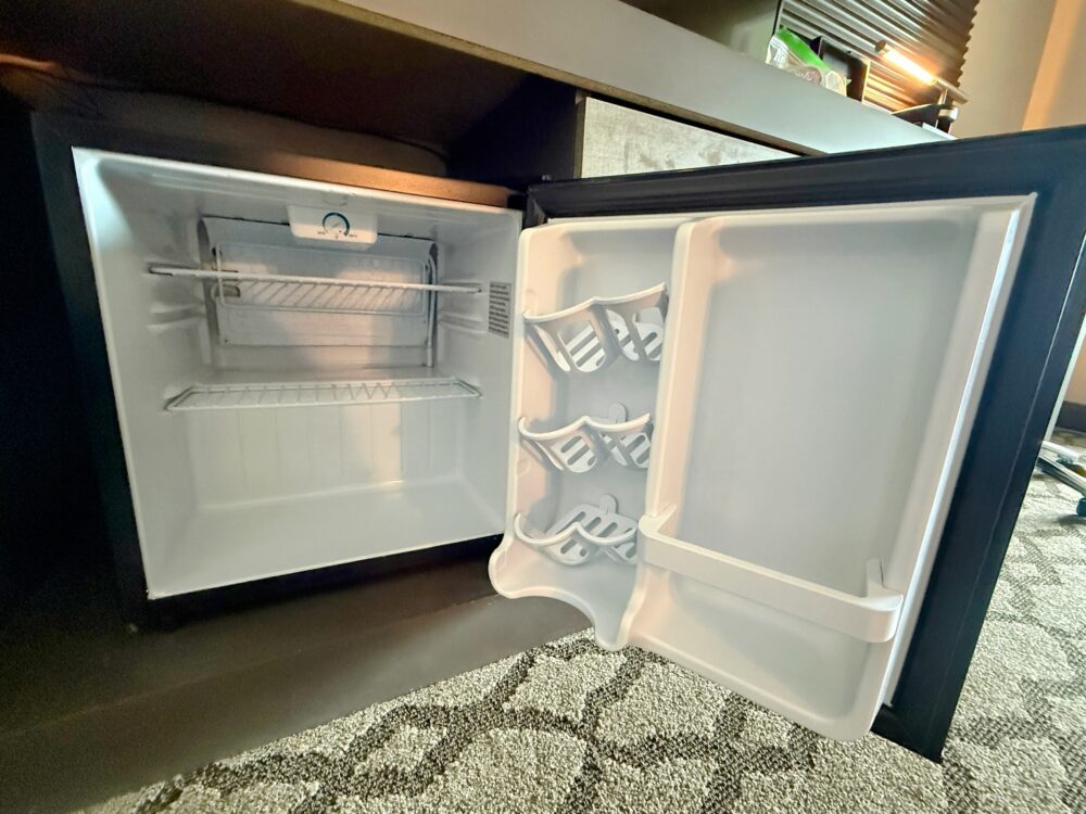 買ってきた飲み物などを自由に冷やせる、客室の空のミニ冷蔵庫(ミニバー)。