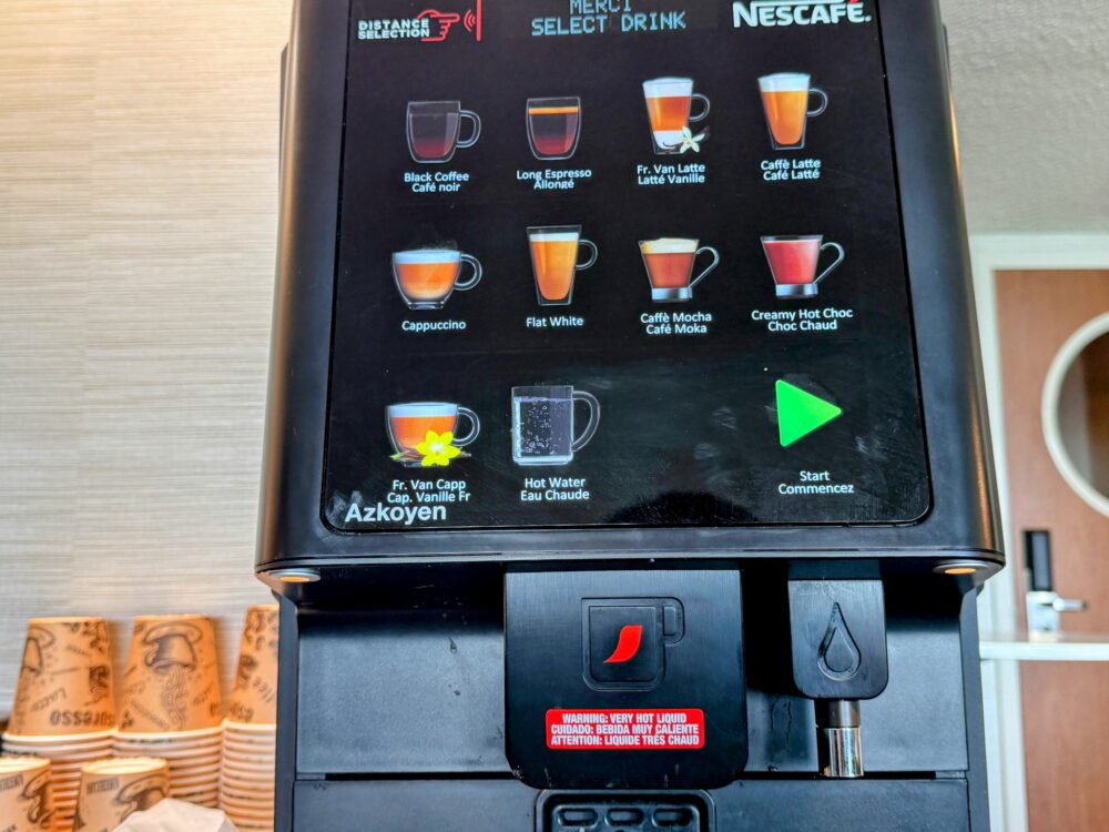 タッチパネル式のネスカフェ・コーヒーマシン(カプチーノやエスプレッソなどが選べる)。