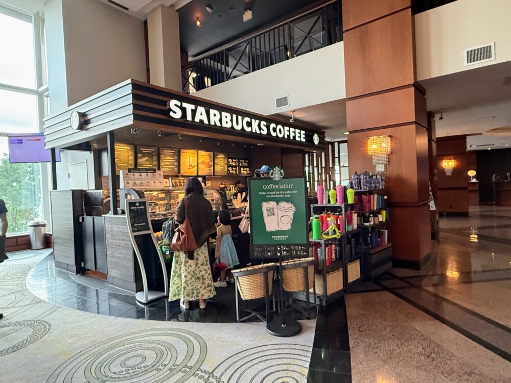 ホテルロビー階にある便利なスターバックス・コーヒーの店舗外観。