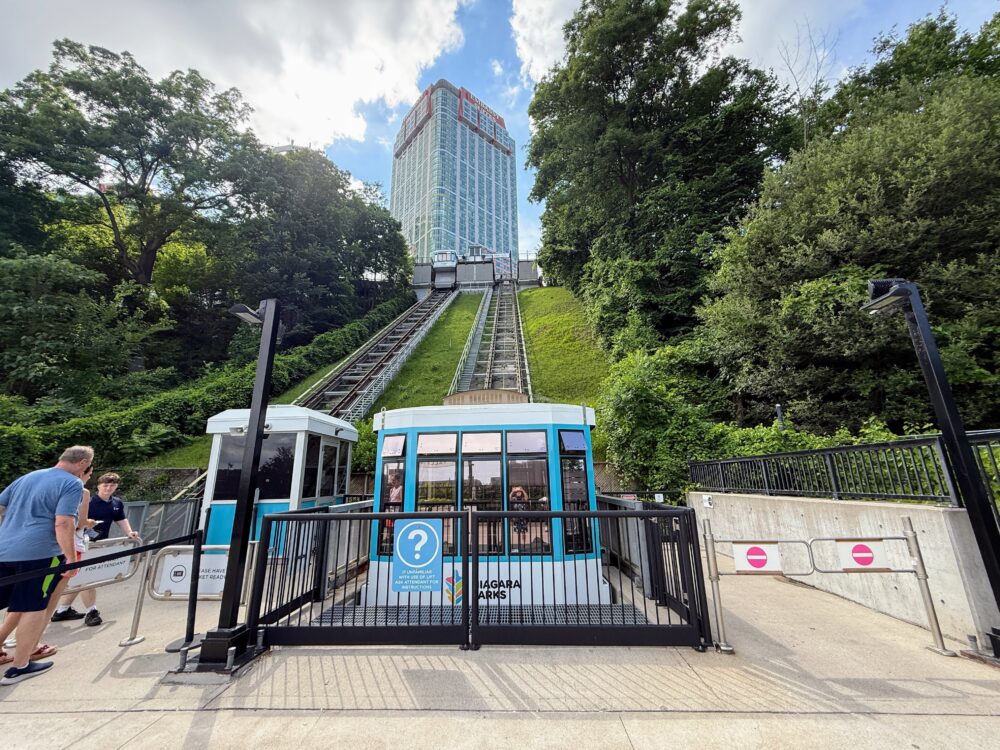 ナイアガラの滝とホテルエリアを結ぶ便利な移動手段「フォールズ・インクライン鉄道」の乗り場と、急斜面を登る線路。