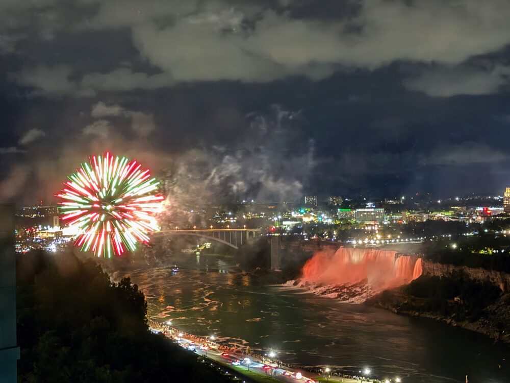 ナイアガラ・フォールズ・マリオットの部屋から鑑賞するカナダ滝のカラフルな花火とライトアップ夜景。