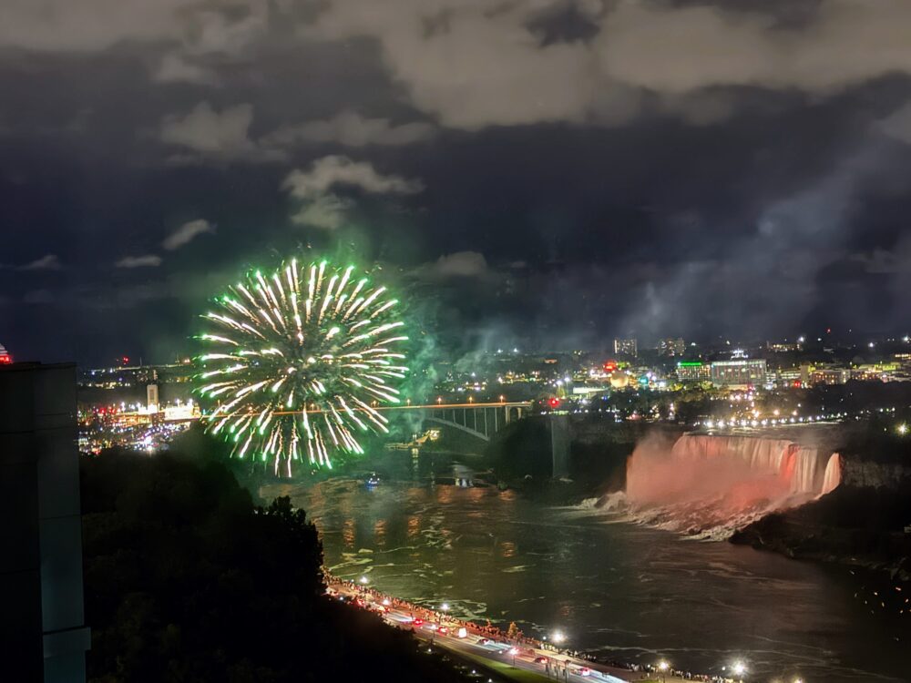 ナイアガラ・フォールズ・マリオットの部屋から鑑賞するカナダ滝の緑と白の花火とライトアップ夜景。