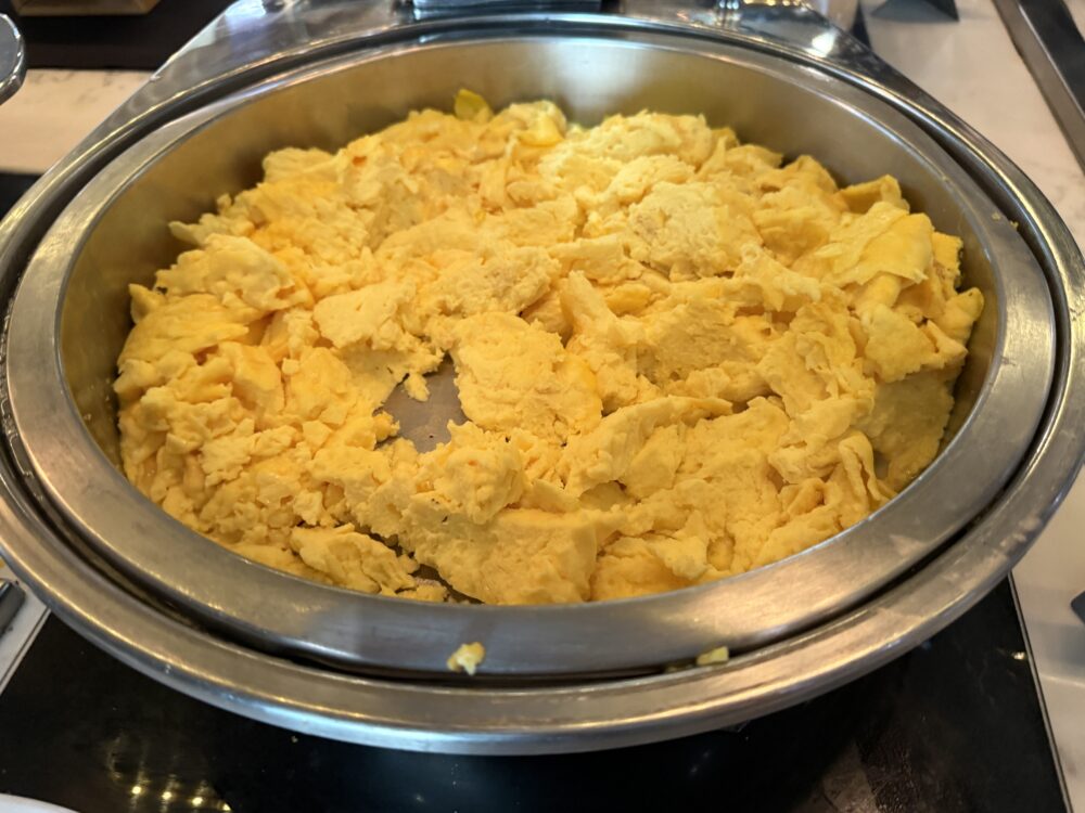 朝食ビュッフェの温かい料理コーナーにあるふわふわのスクランブルエッグ。