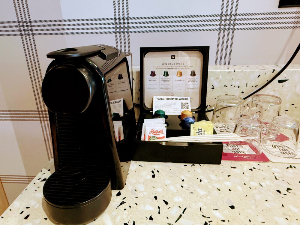 客室に用意されたネスプレッソマシンと、「Welcome Home」と書かれたカプセルセット。