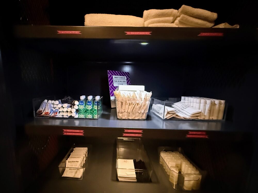 Stash Cupboardの中身。歯ブラシ、マウスウォッシュ、ボディクリームなどが自由に取れるよう並んでいる。