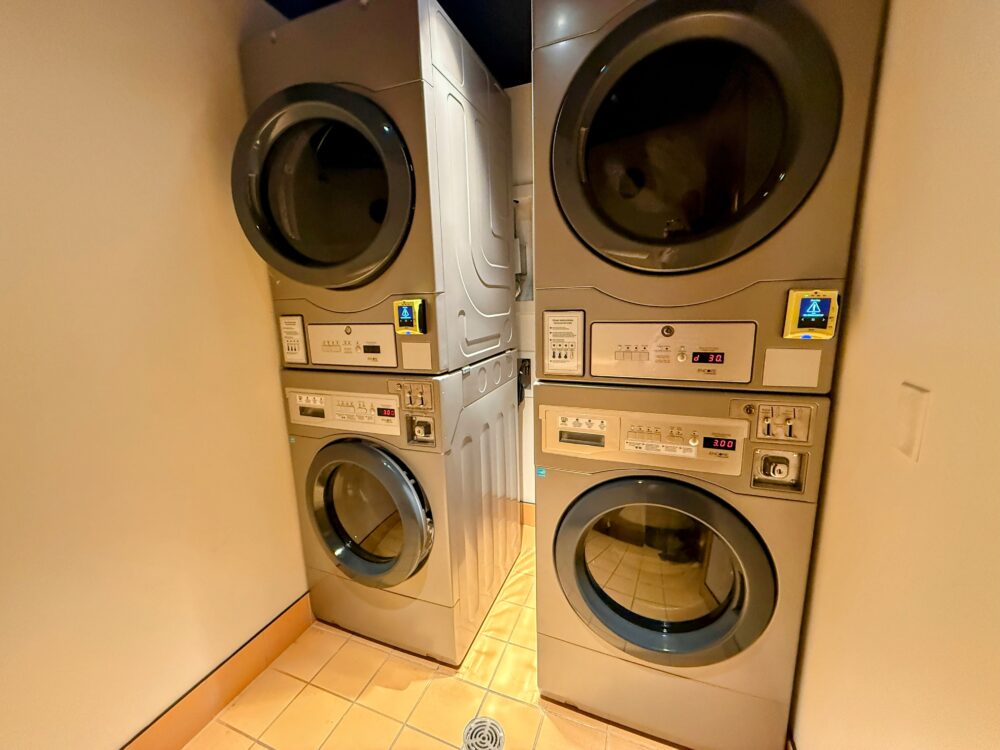 上下に積み重ねられた、ステンレス製のドラム式洗濯機と乾燥機。