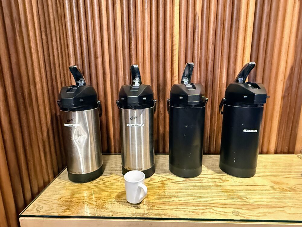 朝食時に無料で提供されていたセルフサービスのコーヒーポット(ダークロースト、デカフェ、お湯)。