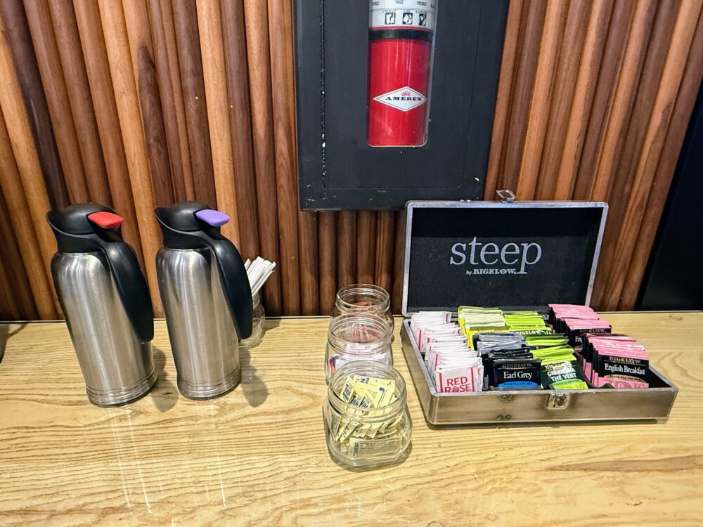 自由に選べるティーバッグ(steep tea)のセットと、紅茶用のお湯が入ったポット。
