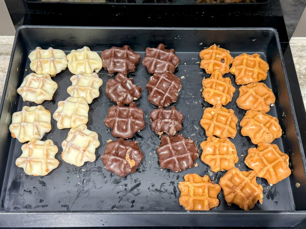 ANAスイートラウンジで提供されているマネケンのプチチョコワッフル。