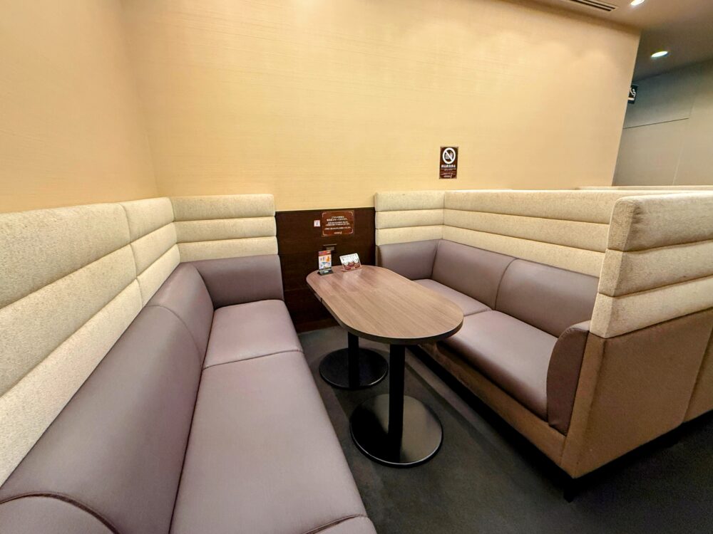 中部国際空港第2プレミアムラウンジにある4〜5人掛けのグループ用ボックス席。