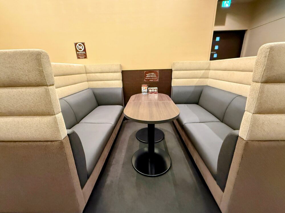 中部国際空港第2プレミアムラウンジのファミリー向けテーブル席と電源周り。