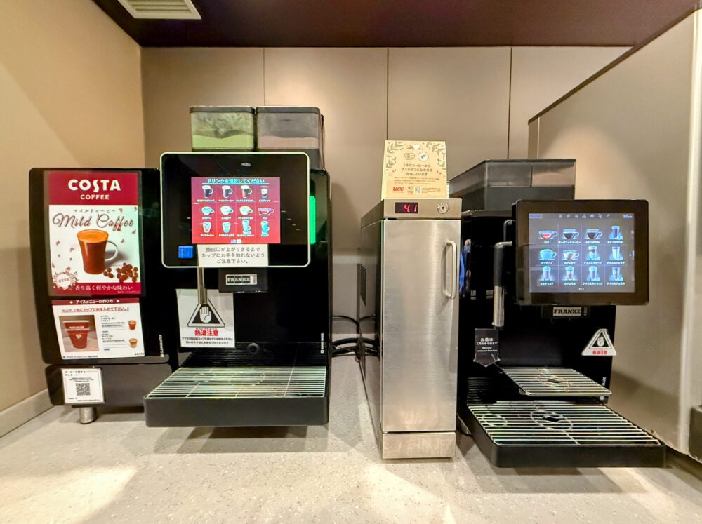 中部国際空港第2プレミアムラウンジにあるコスタコーヒー(COSTA COFFEE)のマシンとドリンクサーバー。