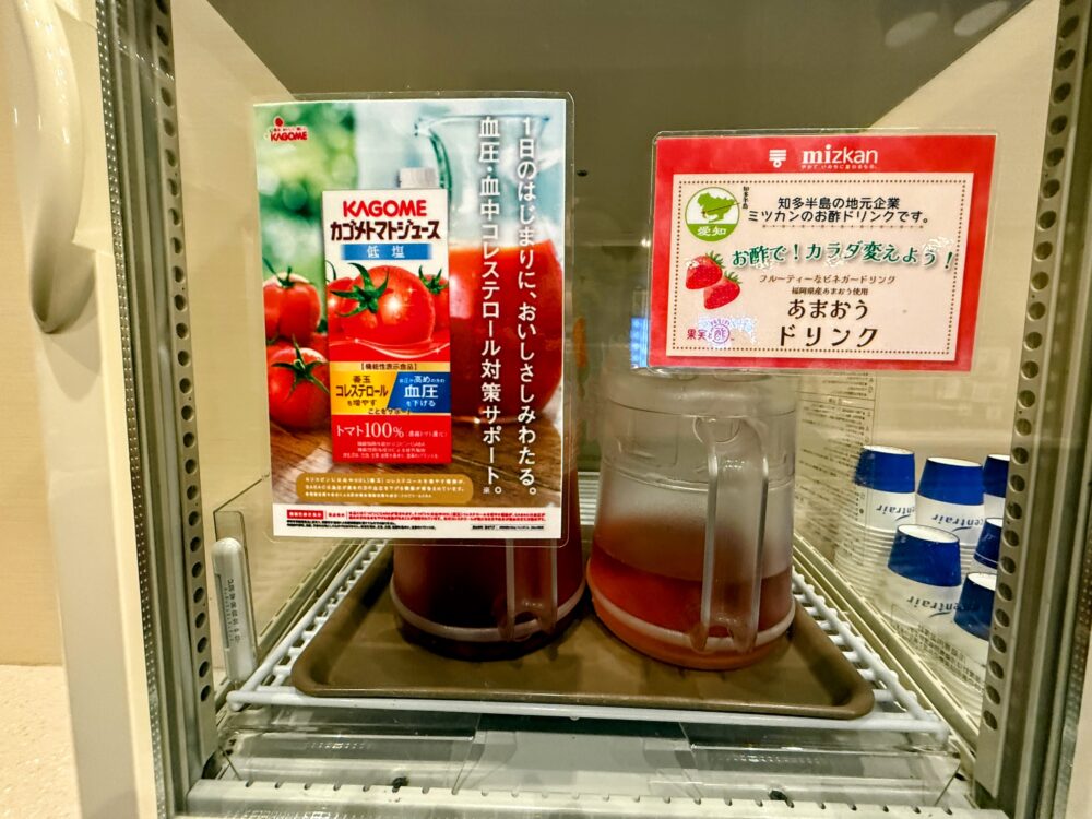 地元愛知の企業「カゴメ」のトマトジュースと「ミツカン」のお酢ドリンク(あまおう味)。