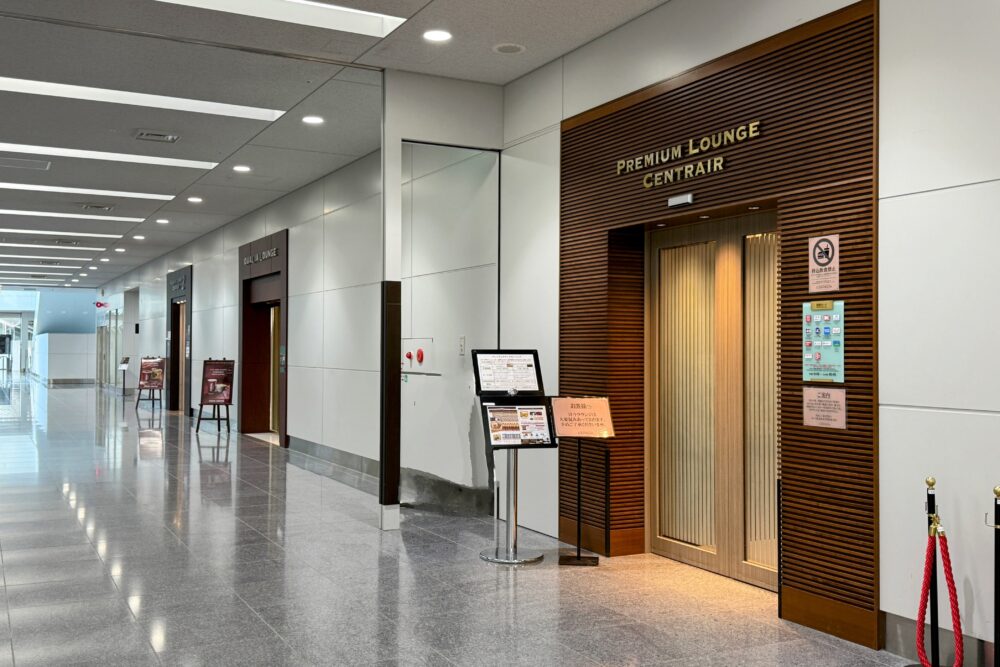 中部国際空港セントレアのカードラウンジ入り口。手前から「プレミアムラウンジ(第1)」、「QUALIA LOUNGE」、奥に「第2プレミアムラウンジ」と3軒並んでいる様子。