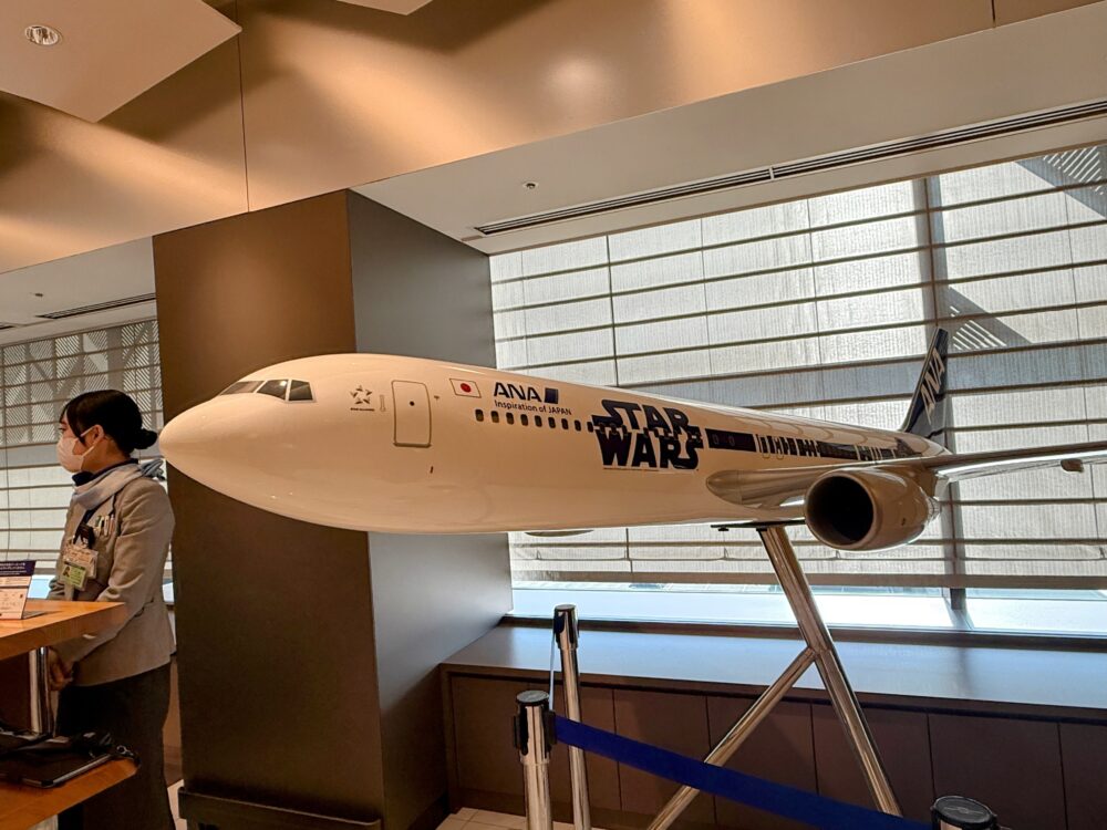 伊丹空港ANAラウンジの入り口付近に展示されている、ANAスターウォーズ特別塗装機の大きな飛行機模型。