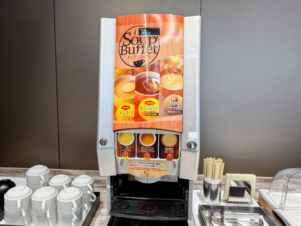 ANAスイートラウンジに設置された温かいスープ(コーンスープ、ビーフコンソメ、味噌汁)のサーバー。