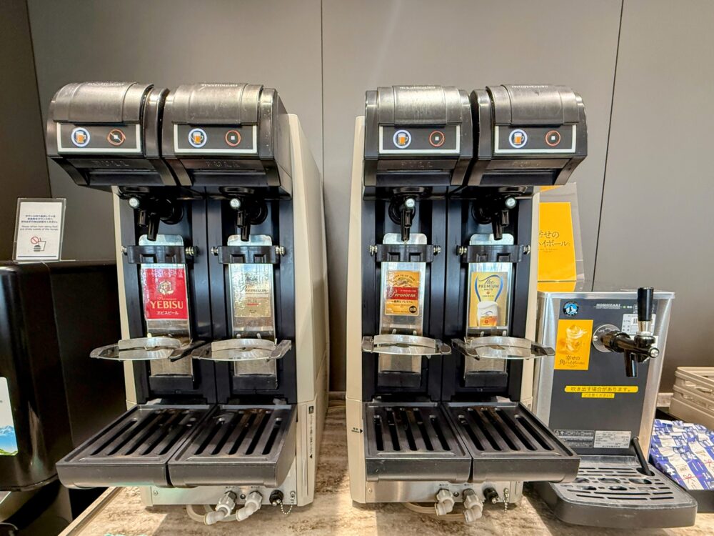 ANAスイートラウンジのプレミアムビールサーバー(ヱビスビール、ザ・プレミアム・モルツ)。