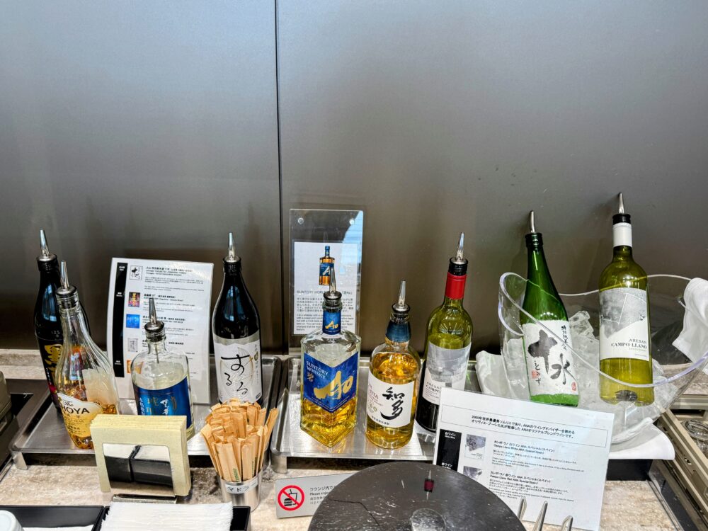 ANAスイートラウンジに用意された赤白ワイン、ウイスキー(碧Ao)、焼酎などの豊富なお酒。