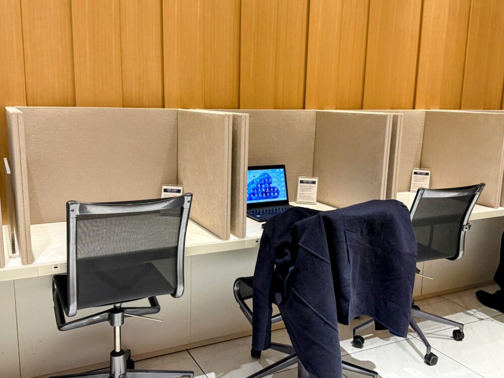 伊丹空港ANAラウンジ内のパーテーション付きワークデスクとオフィスチェア。