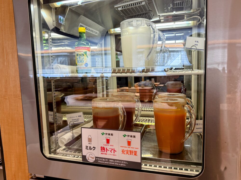 ANAラウンジの冷蔵庫内に用意された牛乳、トマトジュース、野菜ジュース。
