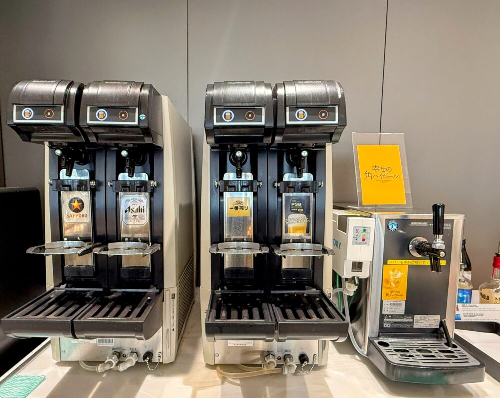 ANAラウンジに設置された4銘柄の生ビールサーバーと角ハイボールサーバー。