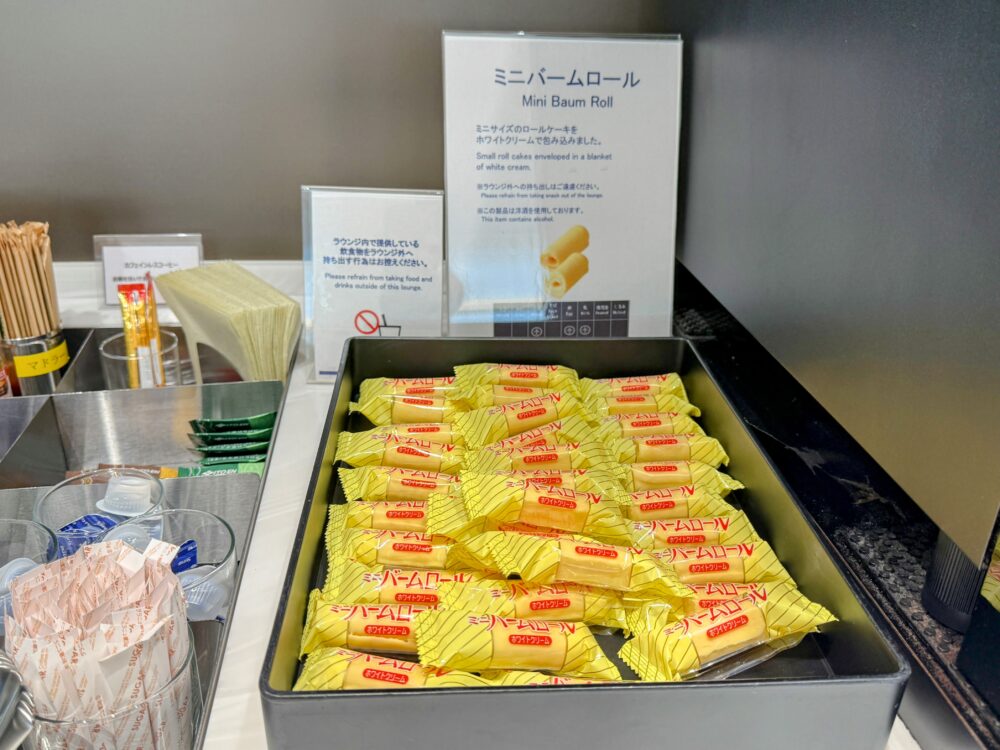 ANAラウンジでスナックとして提供されているブルボンのミニバームロール。