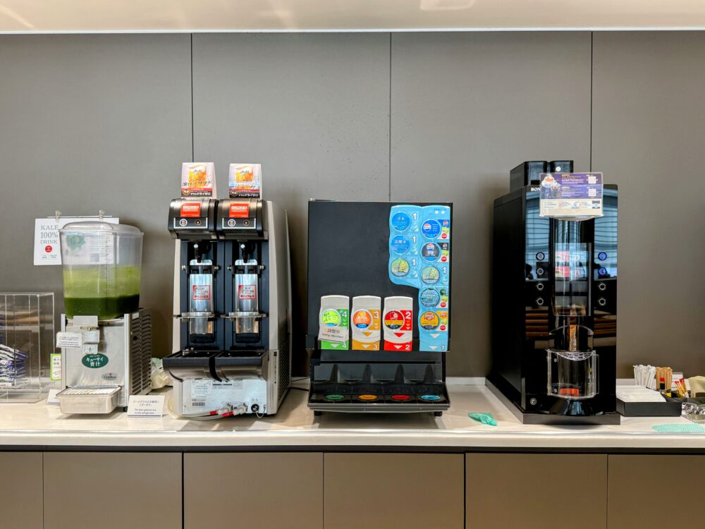 ANAラウンジのソフトドリンクマシン、青汁サーバー、コーヒーマシン。