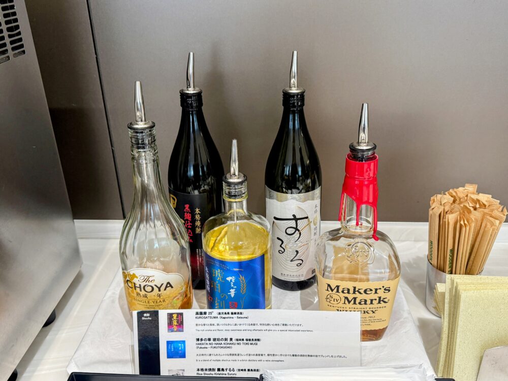 ANAラウンジに用意されたウイスキー(メーカーズマーク)、焼酎、梅酒などのアルコール類。