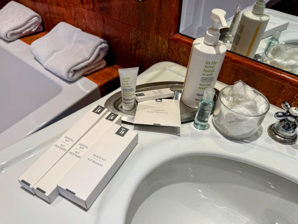 洗面台に置かれた「thisworks」のボディローション、デンタルキット、シェービングキットなどのアメニティ類。