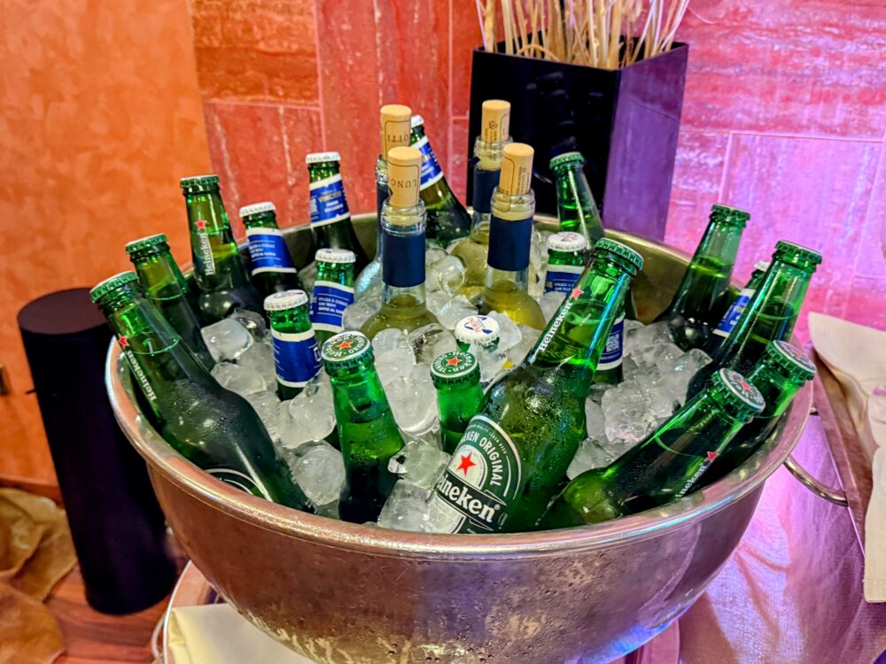 氷がたっぷり入った銀色のボウルで冷やされているハイネケンとペローニ(イタリアビール)の小瓶。