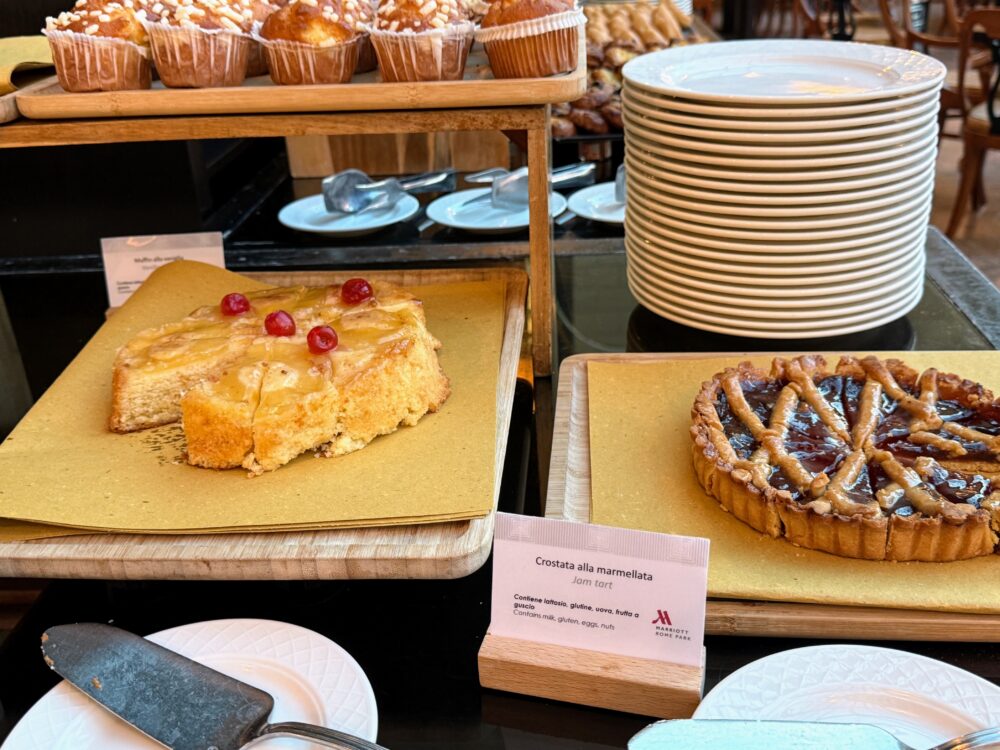 朝食ビュッフェに並ぶホールケーキやタルトとタルト。